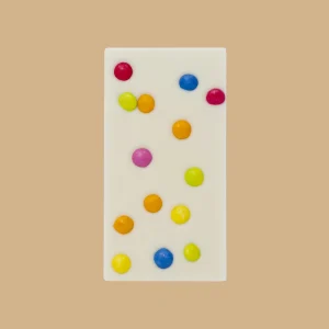 Tablete de chocolate branco e pintarolas