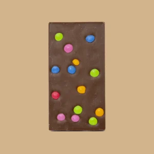 Tablete de chocolate de leite e pintarolas